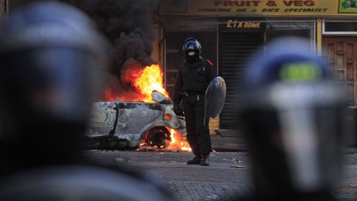 Les sentences des tribunaux britanniques contre les émeutiers jugées « excessives »