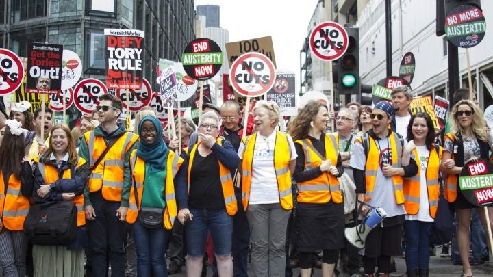Londres acentúa recortes presupuestarios a pesar de las manifestaciones contra la austeridad