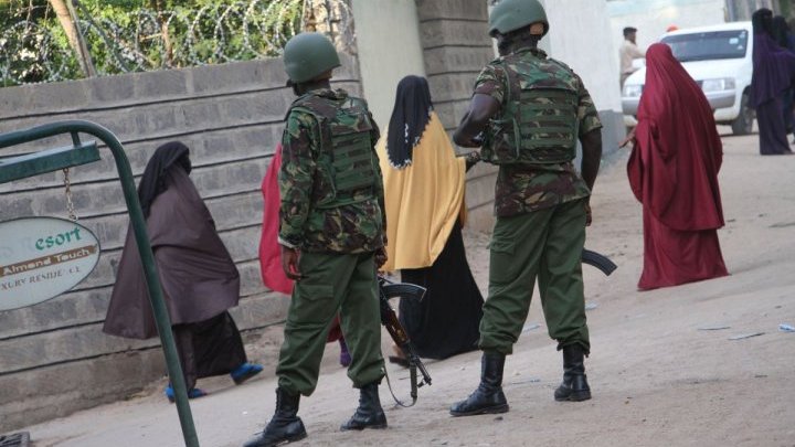 La policía keniana combate el terrorismo mientras lucha por un salario digno 