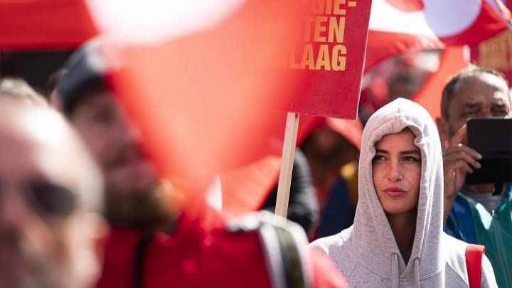 À cause du salaire minimum lié à l'âge, les jeunes travailleurs néerlandais sont accablés et peinent à garder la tête hors de l'eau