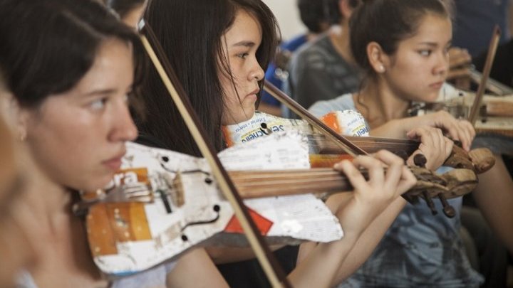 Orquesta juvenil convierte basura en instrumentos y desagravia la pobreza