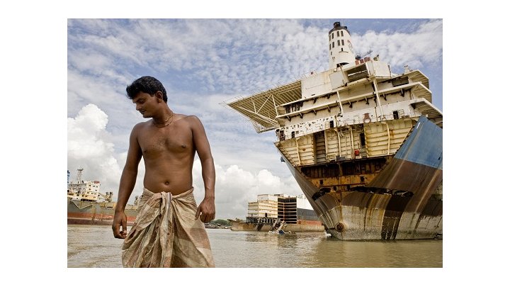 Trabajadores bangladesíes en los astilleros de desguace de buques, abandonados a la deriva