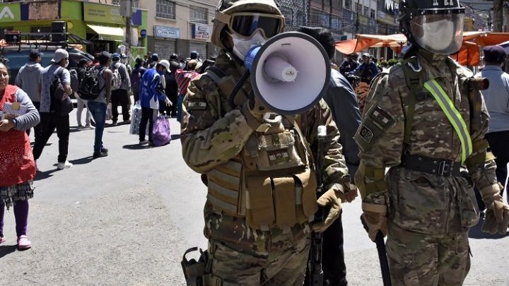Con la excusa de combatir la pandemia, avanza la militarización de América Latina, alertan los expertos