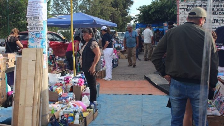 Ferias urbanas de contrabando en Bolivia: una tabla salvavidas no sostenible para un país con altas tasas de empleo informal