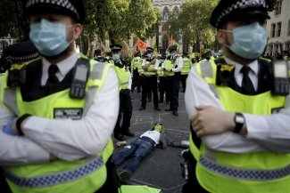 Alors que le Royaume-Uni s'apprête à accueillir la COP26, certains pays industrialisés répriment les manifestations pour l'environnement