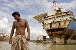 Trabajadores bangladesíes en los astilleros de desguace de buques, abandonados a la deriva