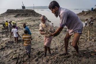 Menacé par les eaux, le Bangladesh fait face aux conséquences du changement climatique 