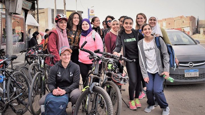 Cuando la ayuda humanitaria y un zarandeo a las convenciones sociales egipcias llega en bici y de manos de mujeres