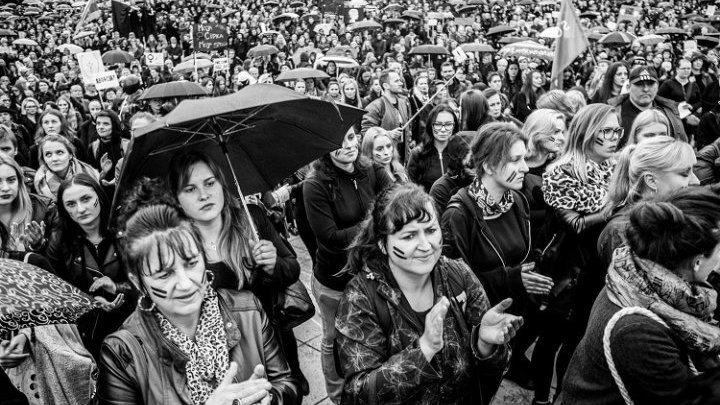 La sociedad civil como tercera fuerza en Polonia: testimonio de una líder feminista