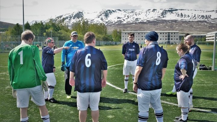 Jugar al fútbol en equipo, la terapia que trata los trastornos mentales en Islandia