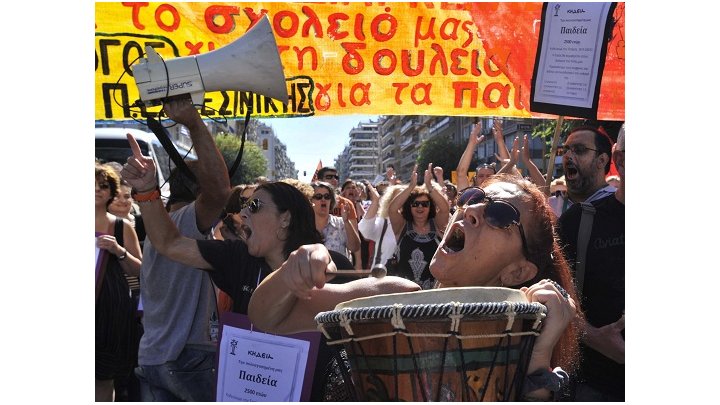 Los docentes y antifascistas griegos toman la calle