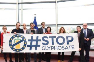 Europa da cinco años de respiro al controvertido herbicida glifosato