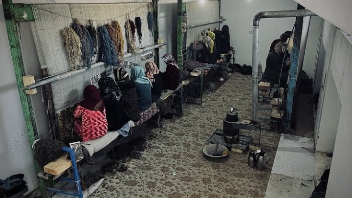 Depuis leurs sous-sols et arrière-boutiques, des femmes afghanes tentent de contourner les talibans et les sanctions internationales