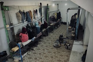 Depuis leurs sous-sols et arrière-boutiques, des femmes afghanes tentent de contourner les talibans et les sanctions internationales