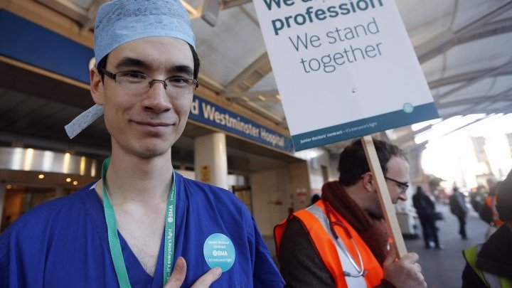 England: junior doctors fight "unsafe and unfair" contract