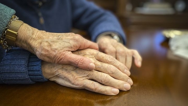 Démence et vieillissement : les conséquences douloureuses d'un état absent en Italie