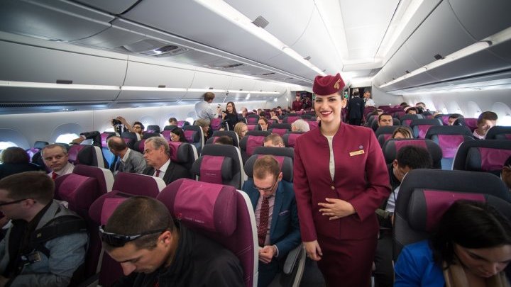 Qatar Airways sigue recibiendo críticas por discriminación del personal femenino
