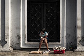La falta de empleo decente y la brecha salarial empobrecen los hogares venezolanos liderados por mujeres