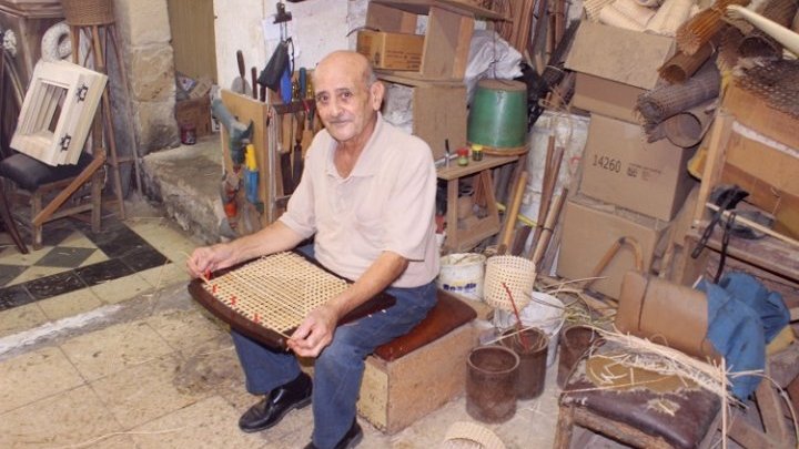 À Malte, un pays où les médias sociaux sont omniprésents, les artisans optent pour une approche plus traditionnelle de la vente