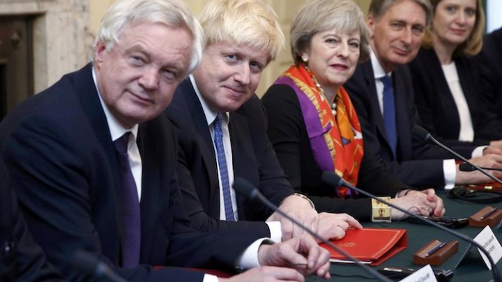 Sólo hay una mujer en el equipo británico para negociar el 'Brexit' ¿Por qué eso chirría?