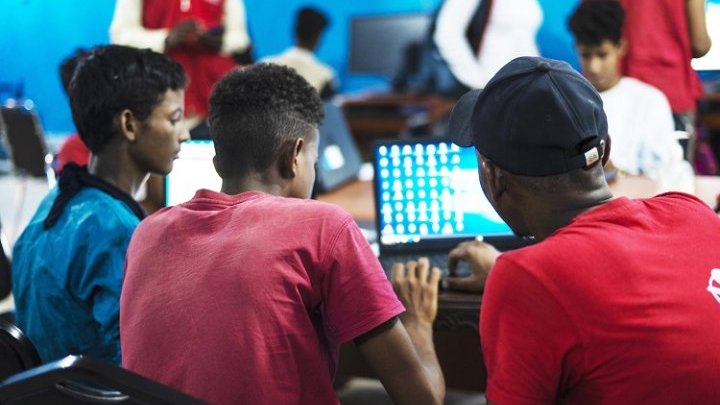 In a Mauritanian refugee camp, young people are being guided from illiteracy to online training