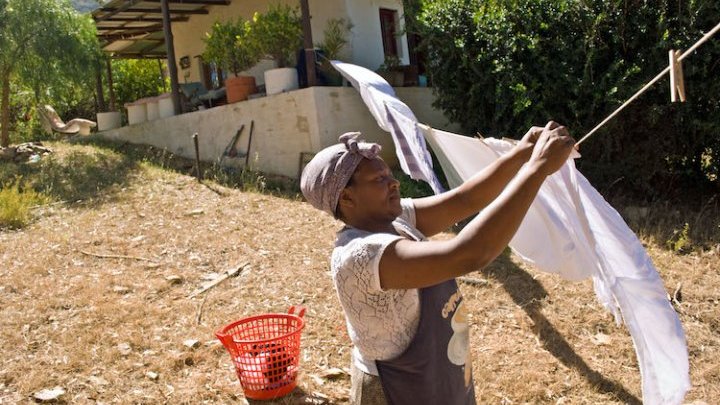 Sudáfrica equipara el salario mínimo a las trabajadoras del hogar, pero sus problemas persisten