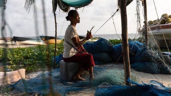 Foto a foto, los pescadores tailandeses intentan que los responsables de los vertidos de petróleo rindan cuentas