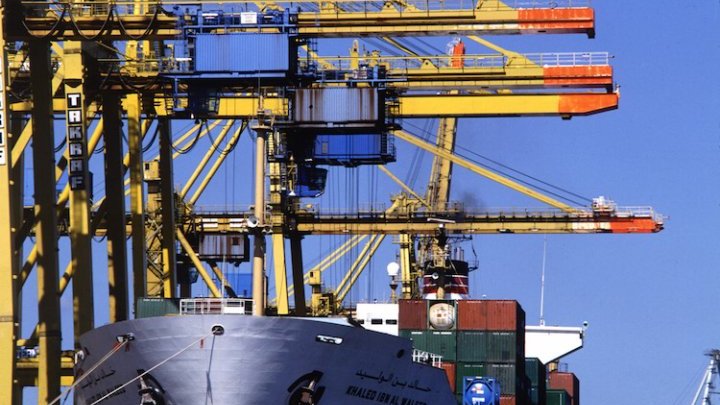 Dockers and employers seek agreement to avoid port strike in Spain despite the government's intransigence