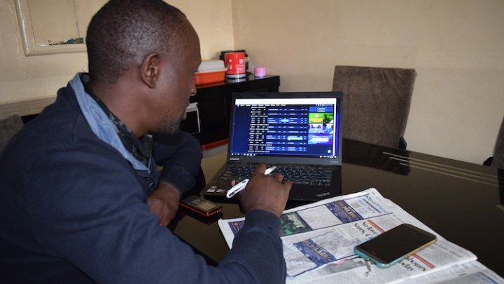La falta de oportunidades laborales lleva a los jóvenes kenianos a probar suerte con las apuestas deportivas en línea