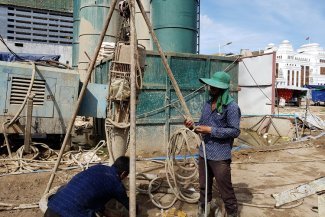 Los trabajadores chinos en Camboya ganan más, sí, pero a cambio de menos derechos