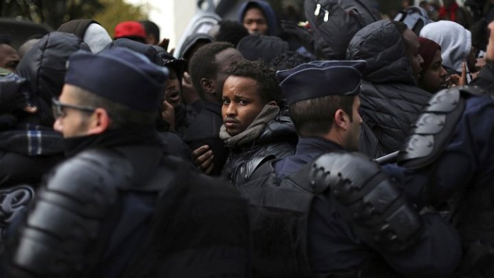 Francia criminaliza la solidaridad con los migrantes y redefine los derechos de la ciudadanía
