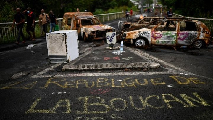 En Guadeloupe et en Martinique, les revendications sociales s'additionnent et la frustration gagne