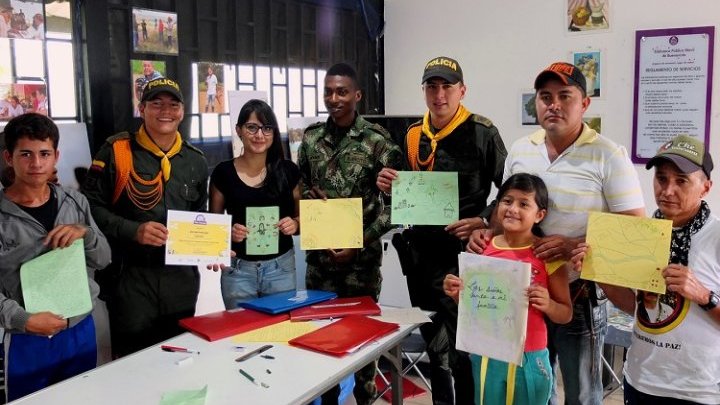 Los protagonistas de la guerra en Colombia se reúnen con las víctimas para escribir juntos sus recuerdos