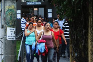 El aumento del salario mínimo en El Salvador choca con los patronos de grandes firmas