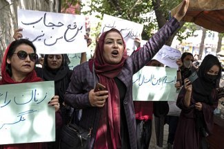 Un año bajo el régimen talibán y las afganas no cesan su lucha por la igualdad