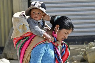 Madres trabajadoras en Bolivia: cuando la maternidad tropieza con las políticas de cuidados