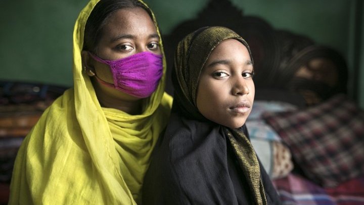 Dans les ateliers de textile du Bangladesh, la Covid-19 expose une fois de plus le coût humain de la « fast fashion » 