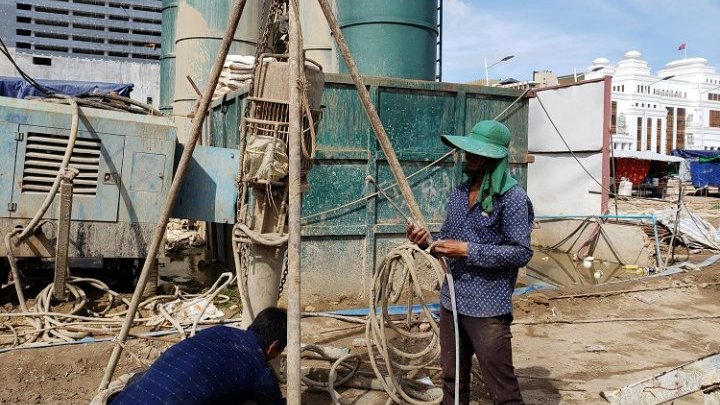 Los trabajadores chinos en Camboya ganan más, sí, pero a cambio de menos derechos