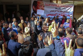 En Egipto, los derechos laborales y sindicales se apagan conforme los militares aumentan su control sobre la economía