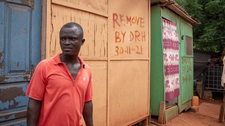 Évincés d'Accra par le prix de l'immobilier, les travailleurs ghanéens sont repoussés vers des logements de fortune en périphérie 