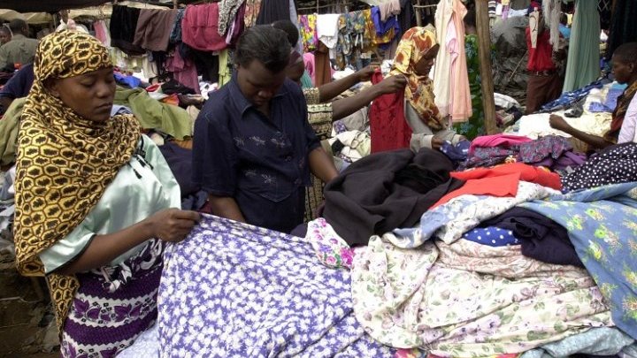 Une guerre commerciale menace les vendeurs de vêtements d'occasion en Afrique