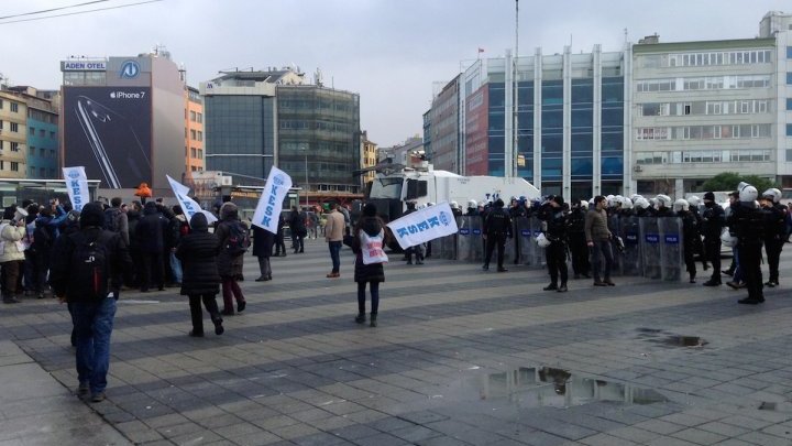 Les travailleurs turcs manifestent contre les purges de l'après coup d'État