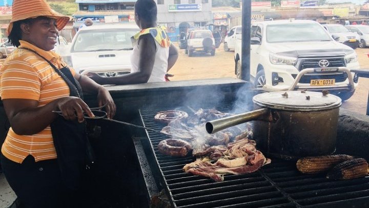 Las chefs de Harare ponen fin al dominio tradicionalmente masculino sobre la barbacoa