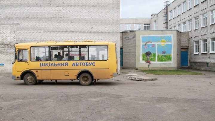 Sur la ligne de front, les écoliers d'Ukraine apprennent la résilience tandis que la guerre continue