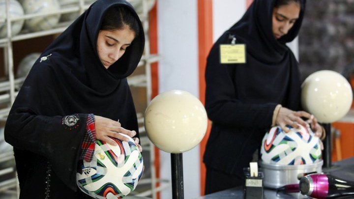 El balón FIFA 2014 se vende al doble del salario de los trabajadores que lo fabrican
