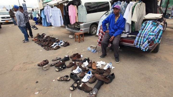 Les tribunaux de Harare suspendent l'expulsion des vendeurs ambulants par l'armée