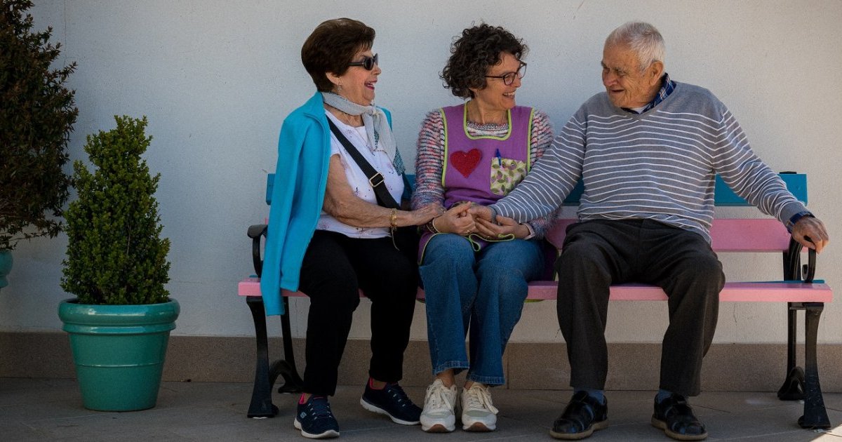 En España, actores públicos y privados ayudan a los ancianos rurales a “envejecer con dignidad en sus pueblos”.