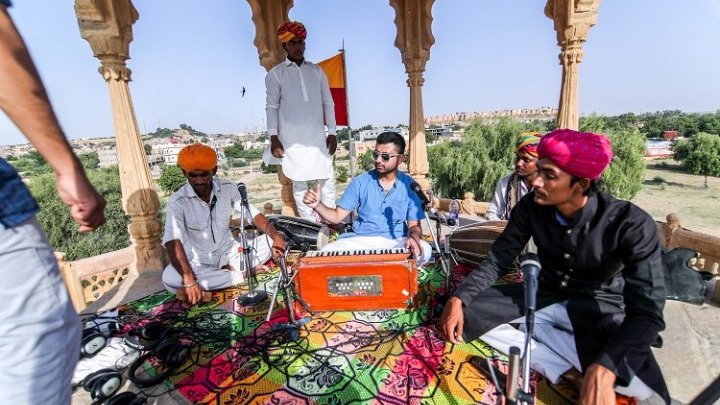 Un joven indio (parapetado de una mochila-estudio) revela a su país y al mundo la diversidad de la música tradicional de la India rural