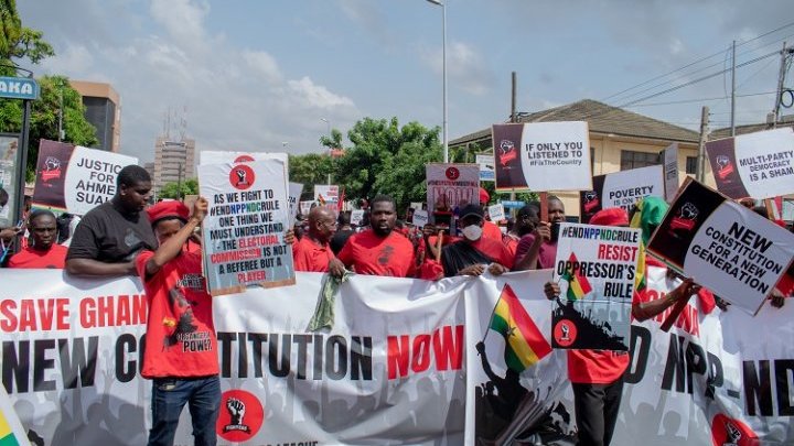 Las protestas en Ghana mudan de tono y objetivo con la crisis política y económica