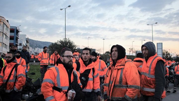 Los estibadores que luchan por un convenio colectivo en el puerto del Pireo